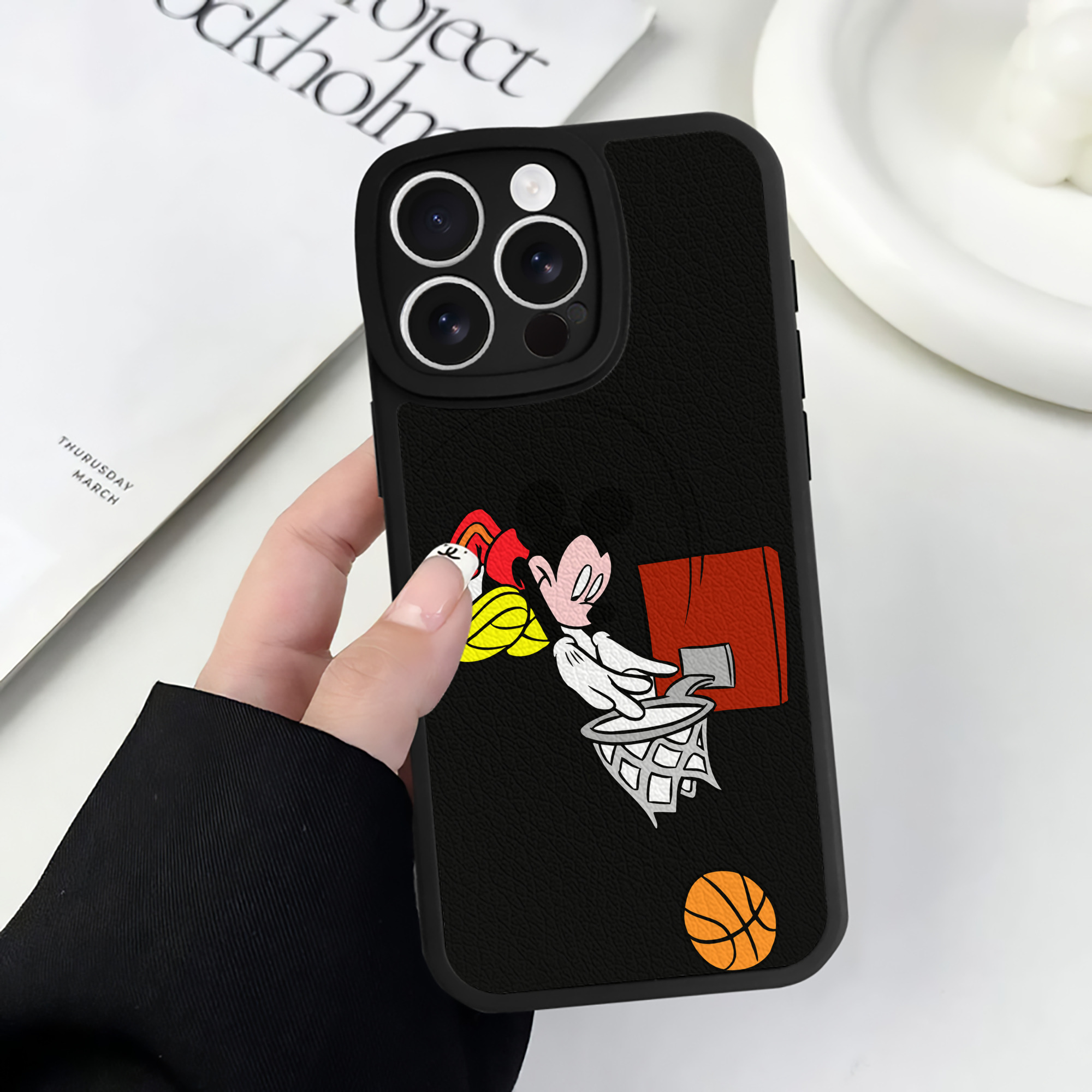 （画像用） ミッキーマウス Mickey Mouse 【iPhone 16シリーズ対応】シリコンスマホケース（レザー調） 材質：シリコン